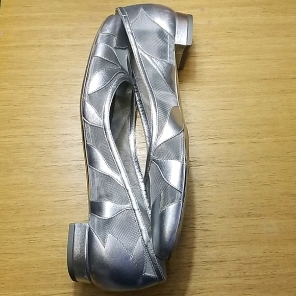 Salvatore Ferragamo Silver Mesh Flats Authentic - Picture 5 of 16